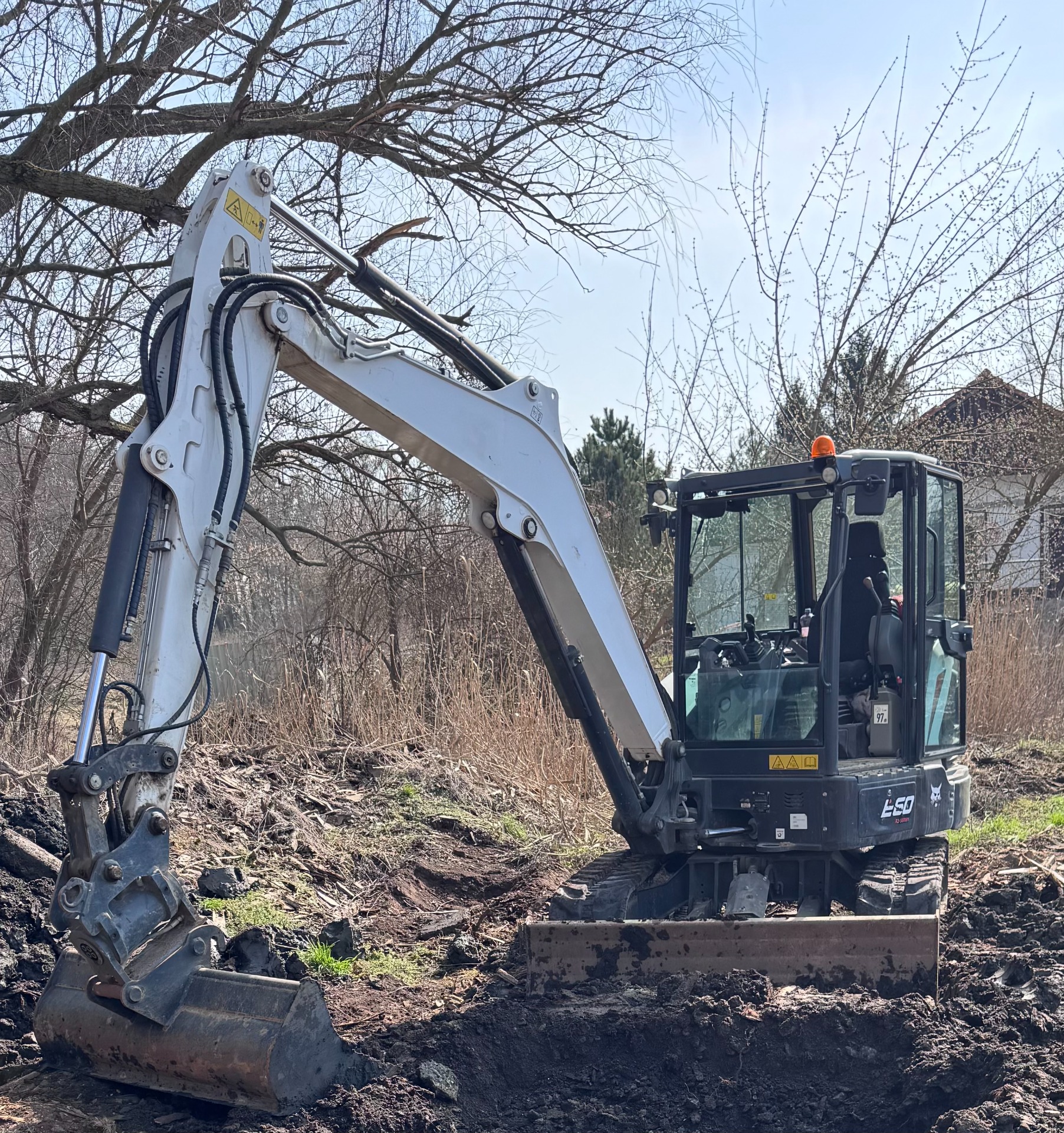 Pásové rypadlo Bobcat 6t. Rypadlo vhodné na demolice, srovnávání terénu a složitější výkopové práce.